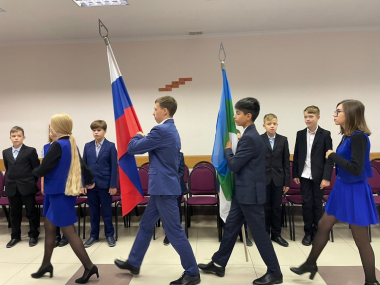 Государственные флаги РФ и РК.